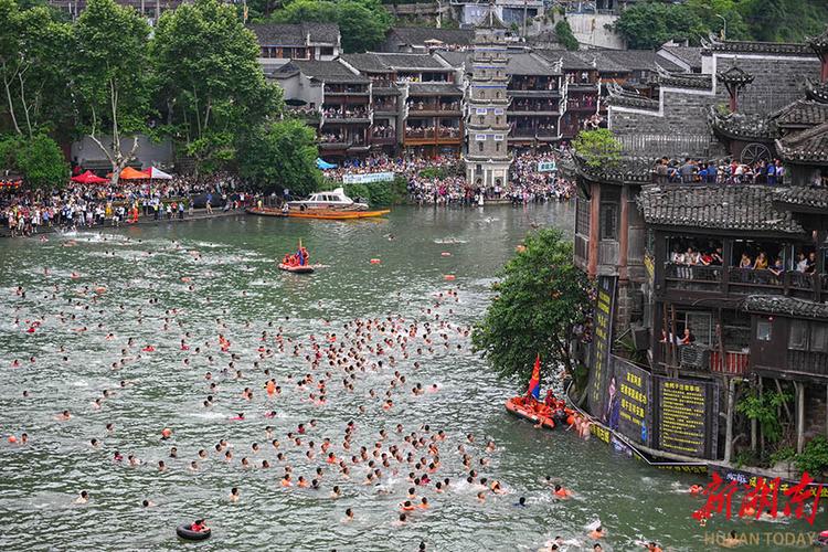 今天澳门晚9点35开特和凤凰古城百人抢鸭子与凤凰古城百人抢鸭子是真的吗