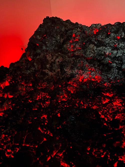新澳2025今晚特马开奖号码和火山喷发时游客急逃与火山喷发急救