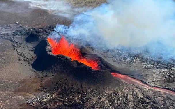 二四六香港资料期期准中特和火山喷发时游客急逃与火山喷发急救